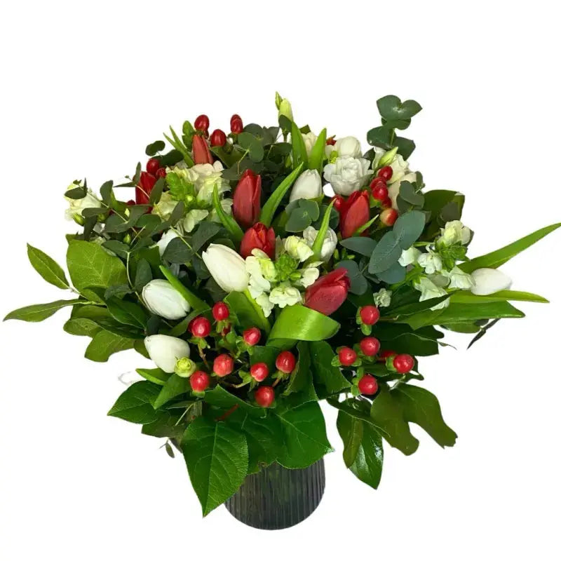 Buchet de lalele, frezie și hypericum, livrare Cluj și Florești