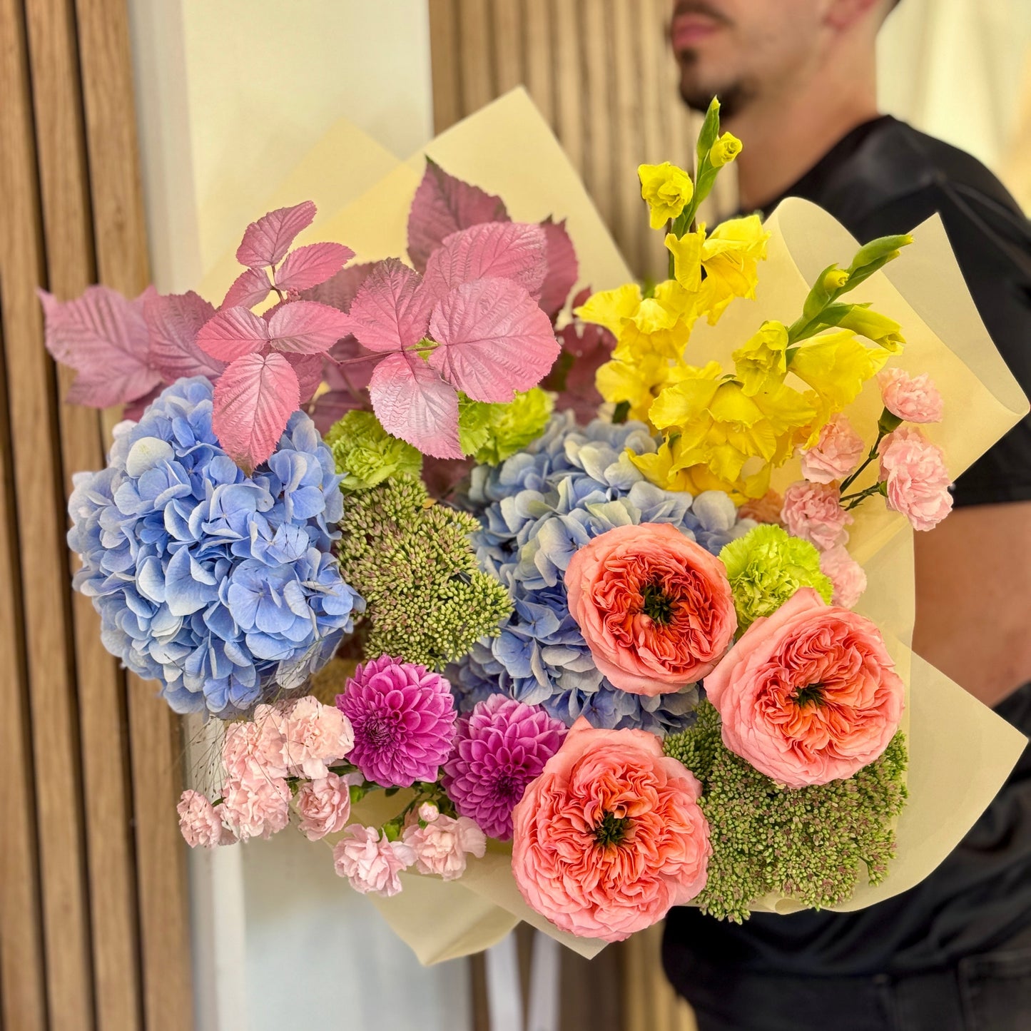Buchet Colorat cu Hortensii, Trandafiri și Flori Mixte