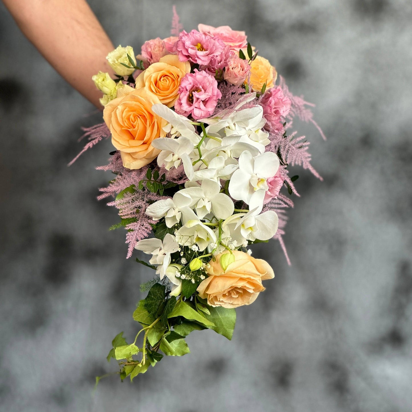 aranjamente florare, iasomie, trandafiri, orhidee, buchete nunta, buchete mireasa, buchete de flori, buchete de trandafiri, eucalipt, florarie floresti Buchet de mireasă curgător cu trandafiri, eustoma și orhidee - ideal pentru nunți.