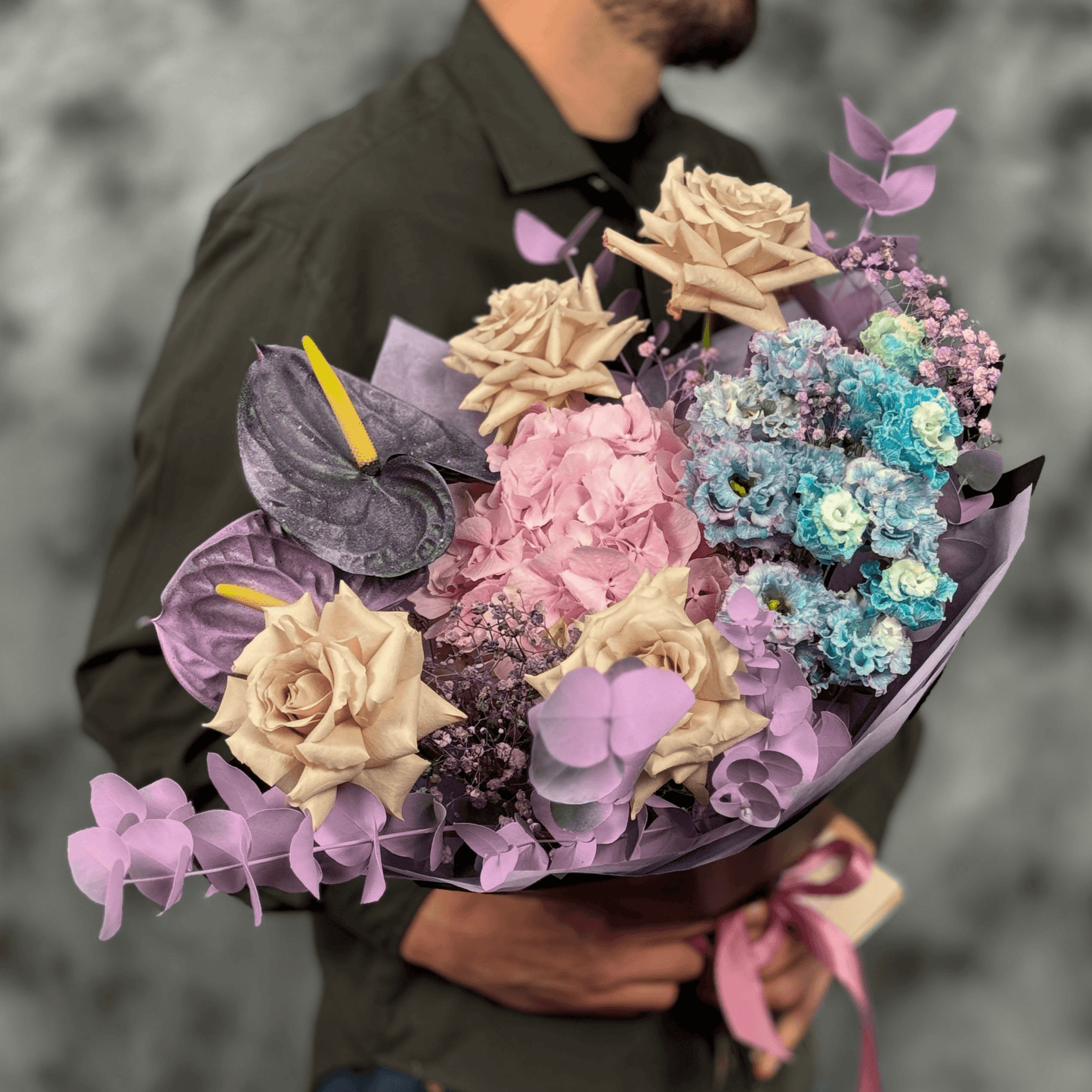 Buchet modern cu flori în nuanțe mov și albastre – Galaxy Love, livrare Cluj