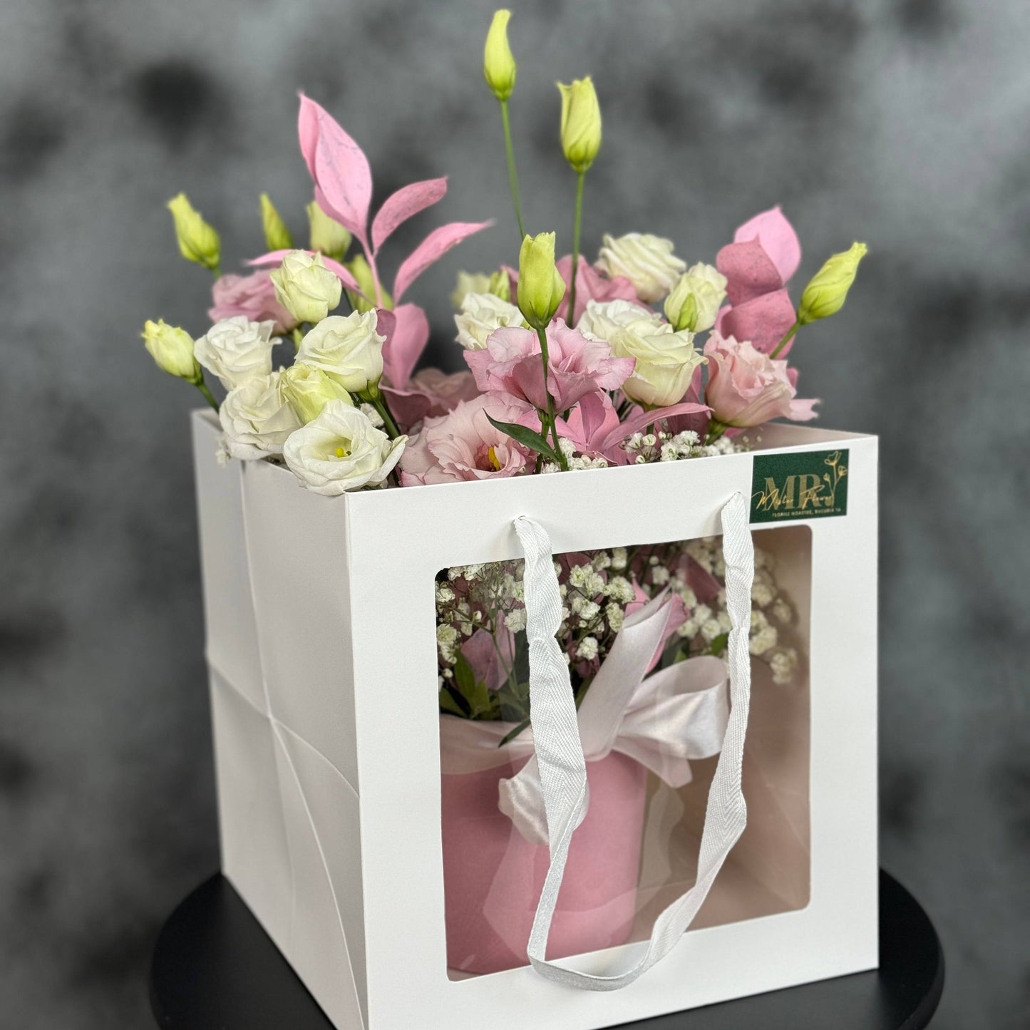 Aranjament floral cu eustoma, gypsophila și ruscus - Mister Flower