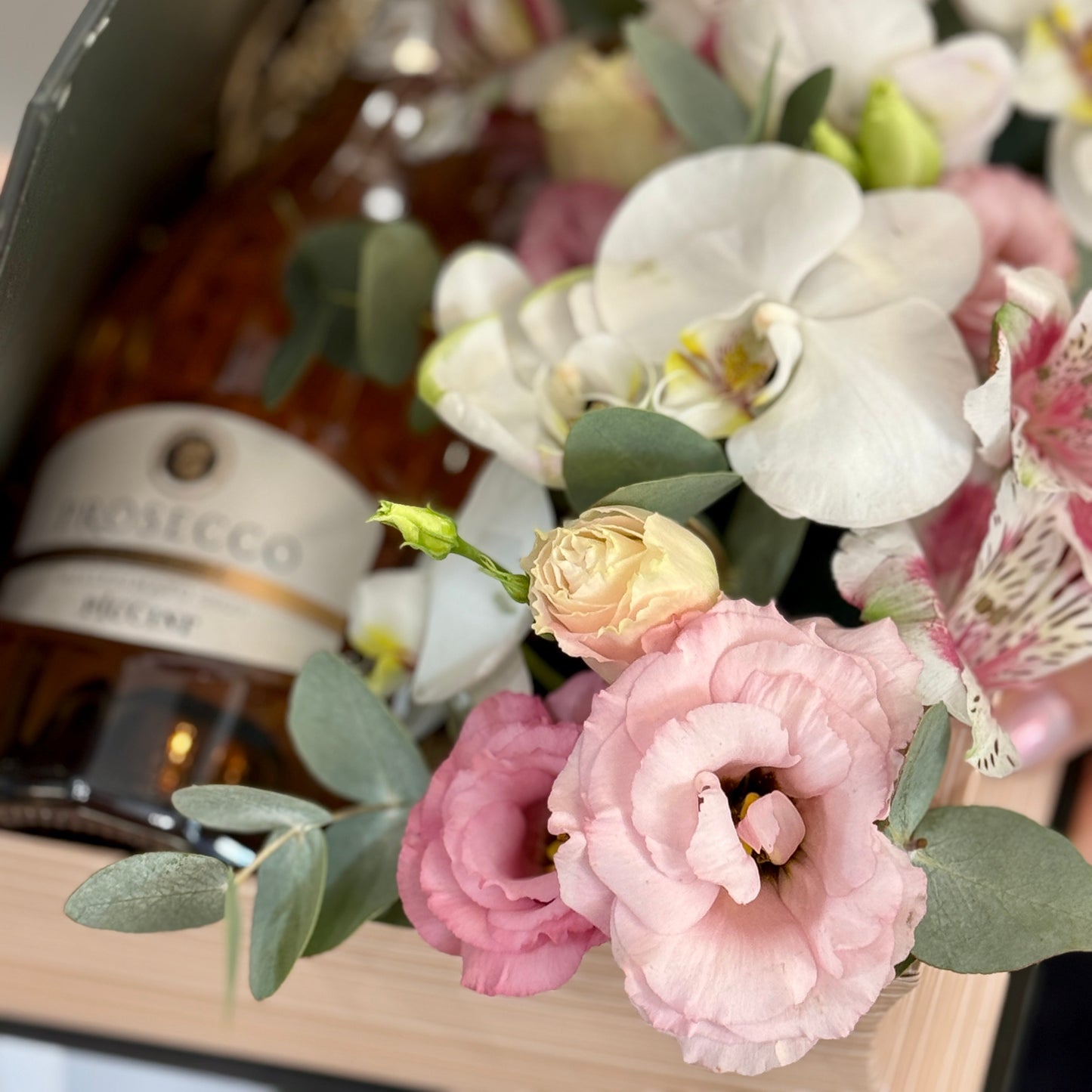 Aranjament cu flori și sticlă de Prosecco, decor romantic – Mister Flower Florești