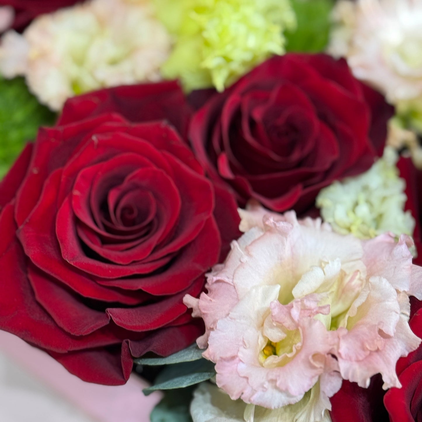 Aranjament elegant cu trandafiri roșii în cutie inimă roz – Mister Flower Florești