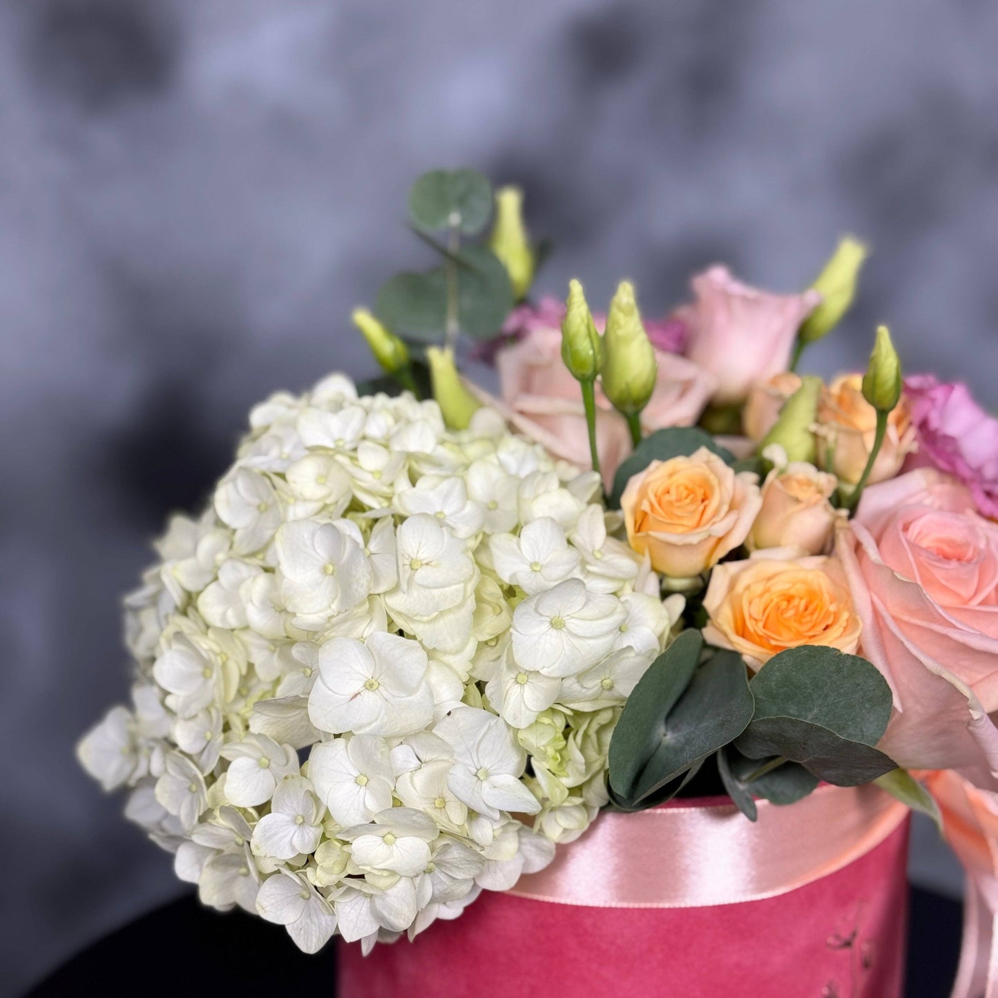 Aranjament elegant de flori în nuanțe delicate, perfect pentru ocazii speciale.