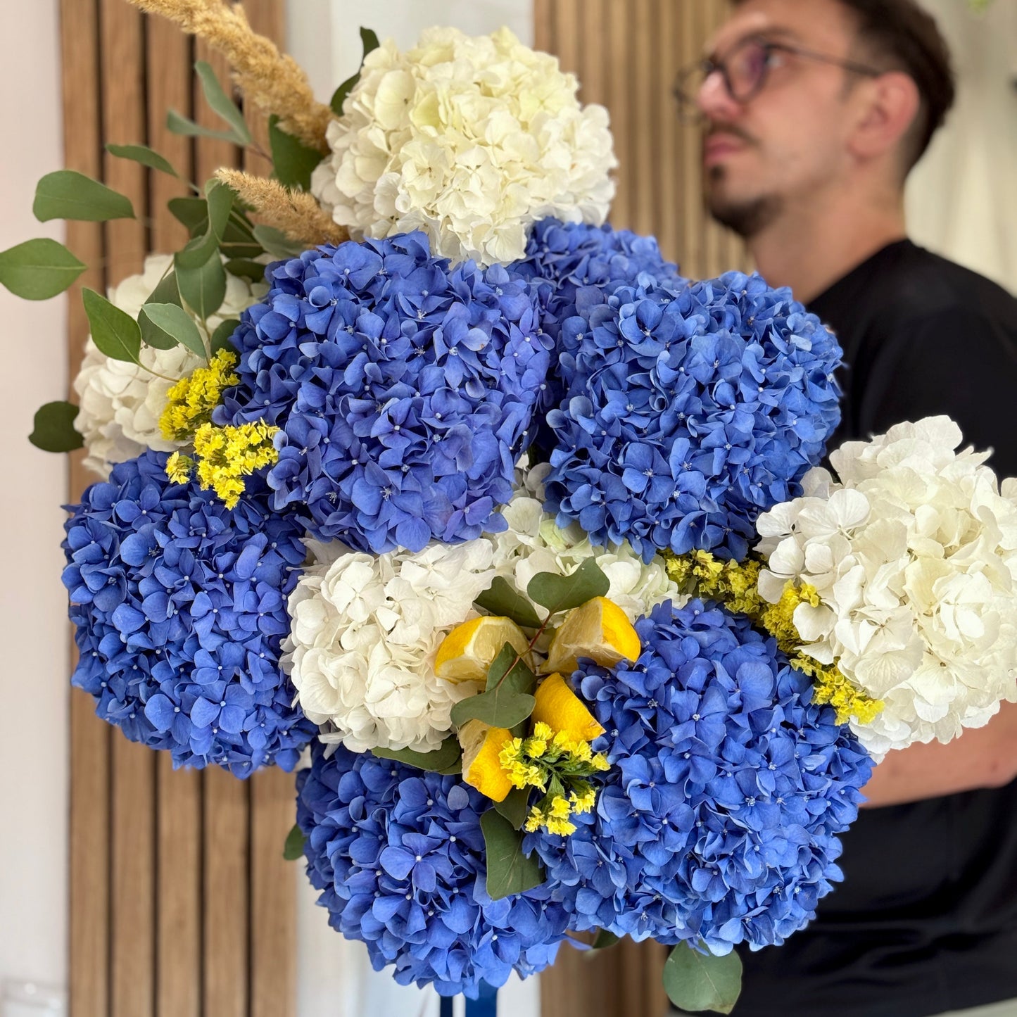 Aranjament floral elegant cu hortensii albastre și albe – cadou rafinat din Florești Cluj