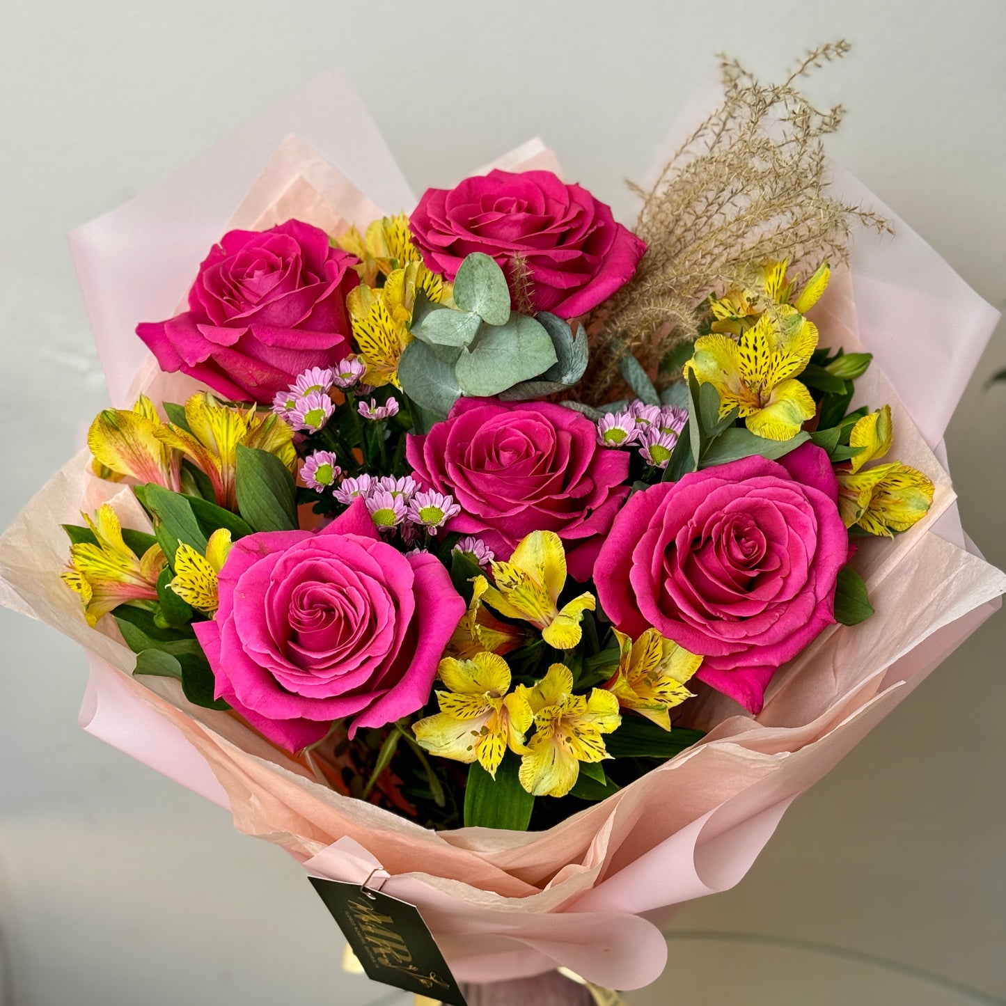 Aranjament floral elegant cu trandafiri fucsia și alstroemeria – cadou premium Cluj