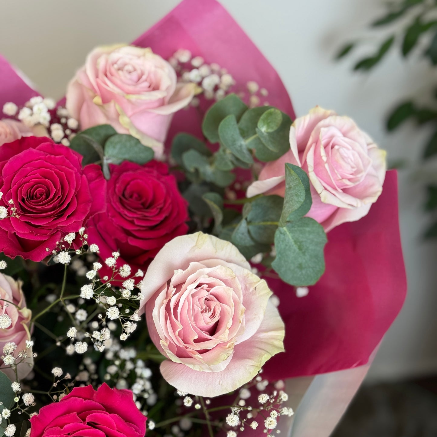 Aranjament floral elegant cu trandafiri roz pal și fucsia – cadou romantic Cluj