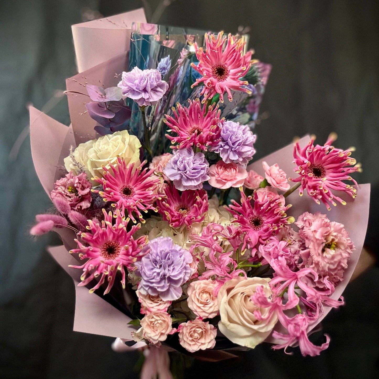 Buchet "A Million Dreams" cu hortensie, trandafiri, gerbera și eustoma în nuanțe pastelate