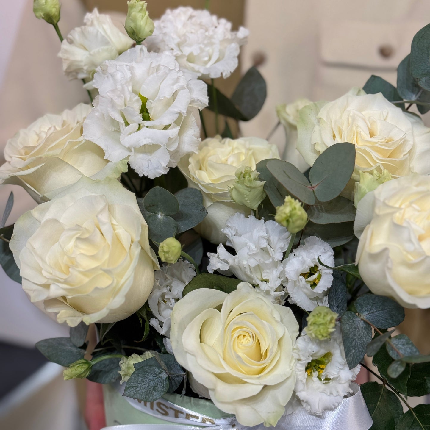 Aranjament floral premium în cutie verde – livrare Cluj-Napoca