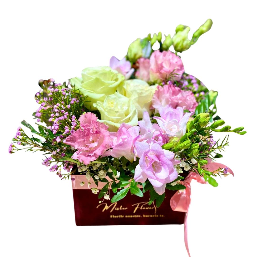 Aranjament de trandafiri si frezie roz - MrFlowerFloresti - aranjamente florare, iasomie, trandafiri, orhidee, buchete nunta, buchete mireasa, buchete de flori, buchete de trandafiri, eucalipt, florarie floresti