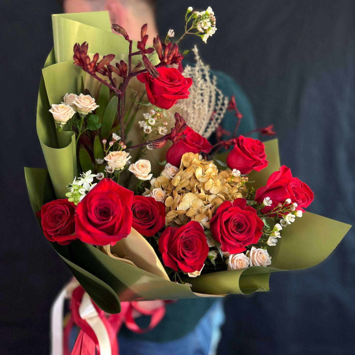 Aranjament floral romantic cu trandafiri roșii, hortensie și anigozanthus, perfect pentru momente speciale