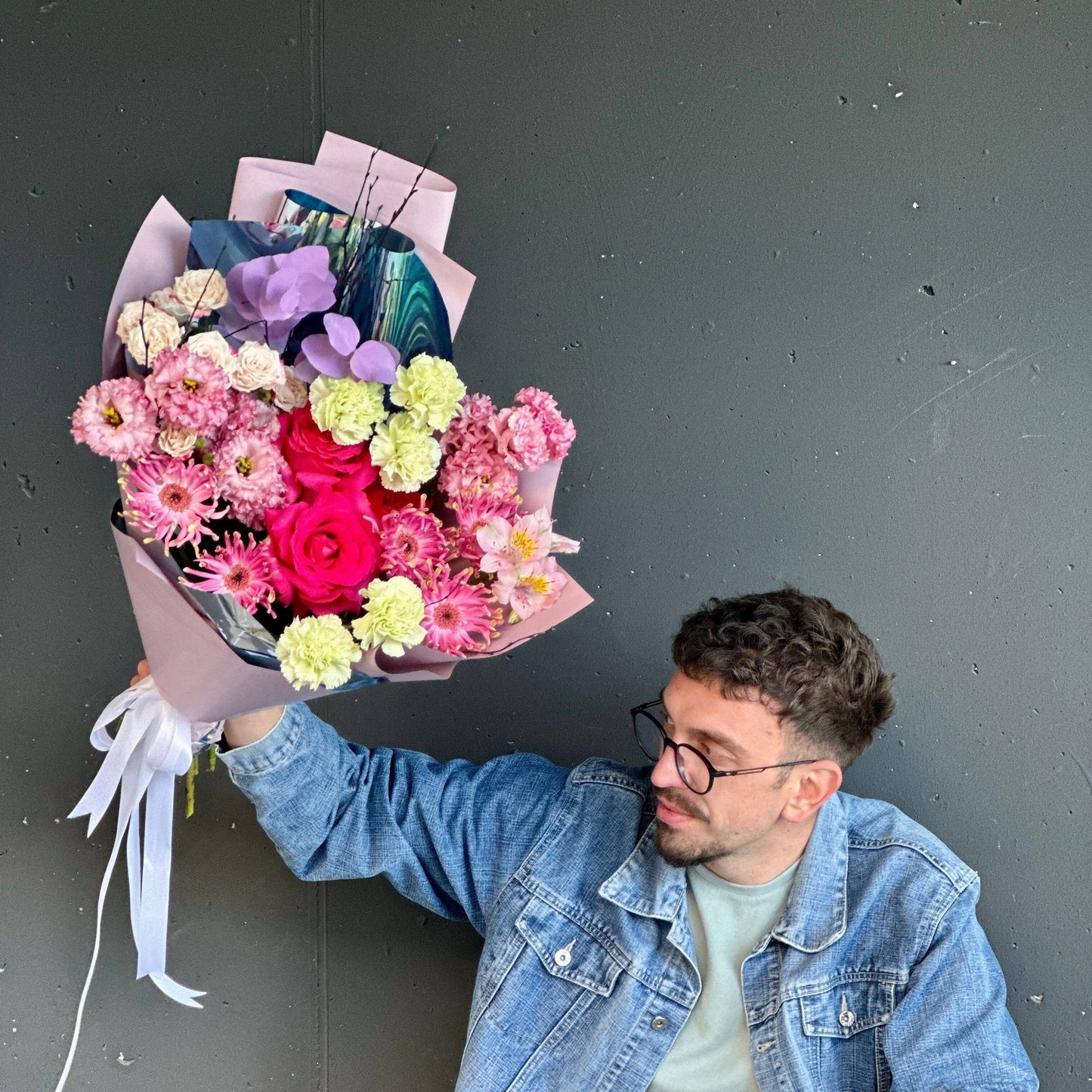 Buchet modern cu flori colorate – Urban Vibes, livrare Cluj și Florești