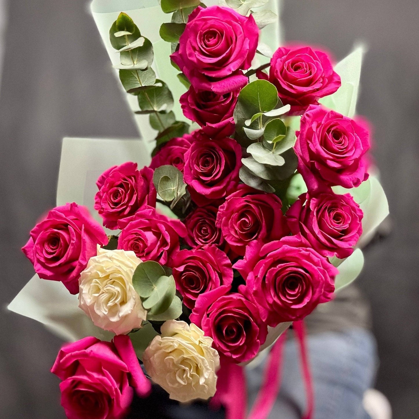 Fuchsia Bloom - Buchet cu trandafiri fuchsia și albi, decorat cu frunze de eucalipt, parte din colecția buchete speciale