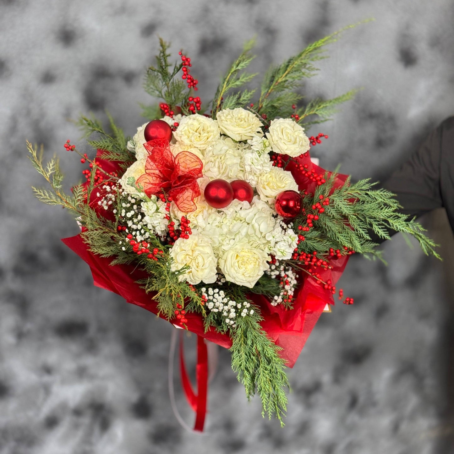 Buchet de Crăciun cu flori roșii și verzi – Christmas Bliss, livrare Cluj