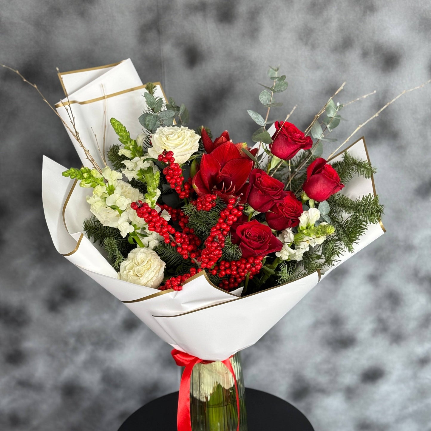 Buchet de iarnă cu ilex, trandafiri și amaryllis – Povestea Iernii, livrare Cluj