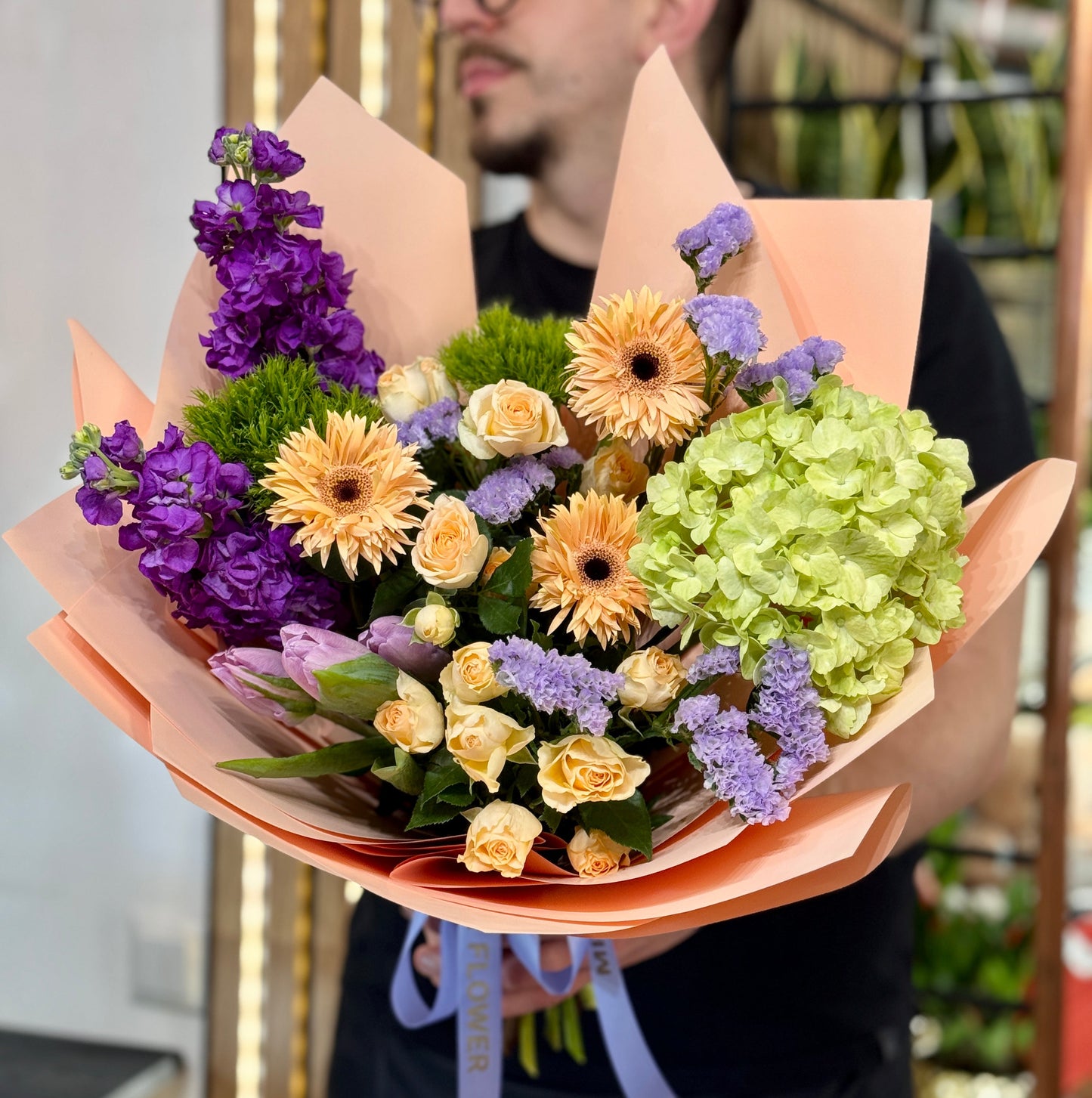 Buchet de primăvară cu hortensie și gerbera pentru 8 Martie și Mărțișor, realizat în Florești