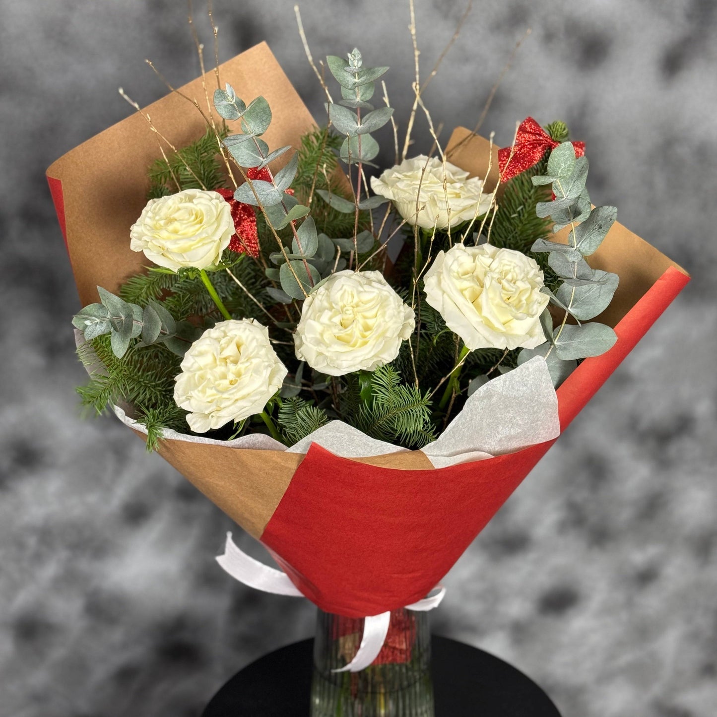Buchet de iarnă elegant cu flori albe – Pure Winter Elegance, livrare Cluj