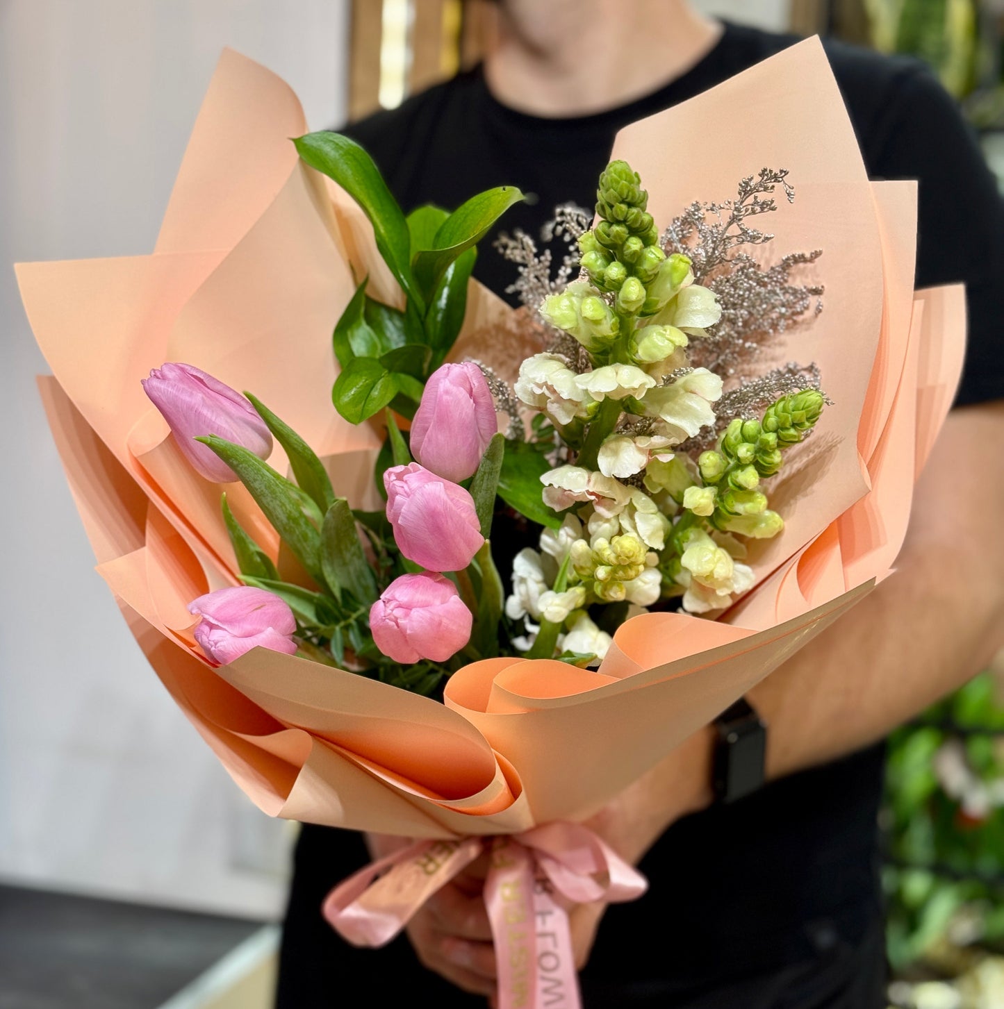 Buchet delicat de primăvară pentru 8 Martie cu lalele roz, realizat în Florești