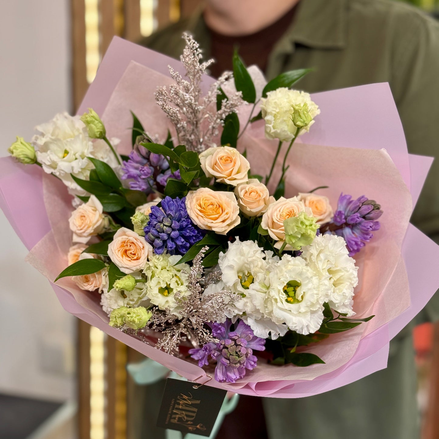 Buchet elegant cu lisianthus alb și trandafiri crem