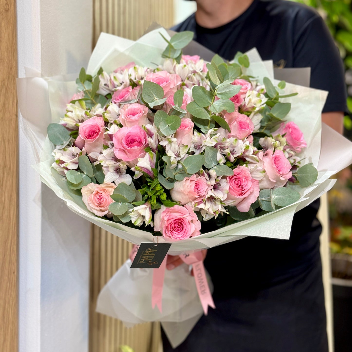 Buchet elegant cu trandafiri roz pal și flori alstroemeria – cadou romantic Cluj