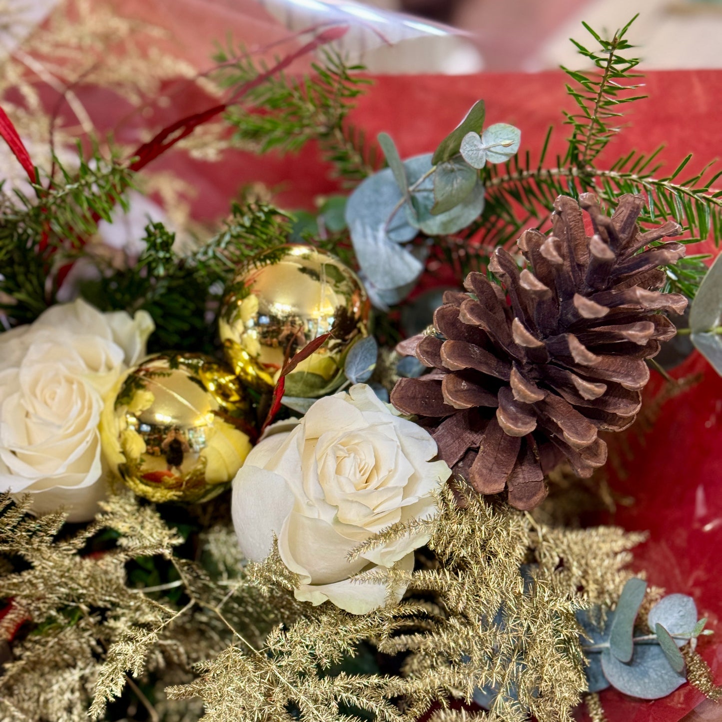 Buchet elegant de sărbători cu elemente decorative aurii