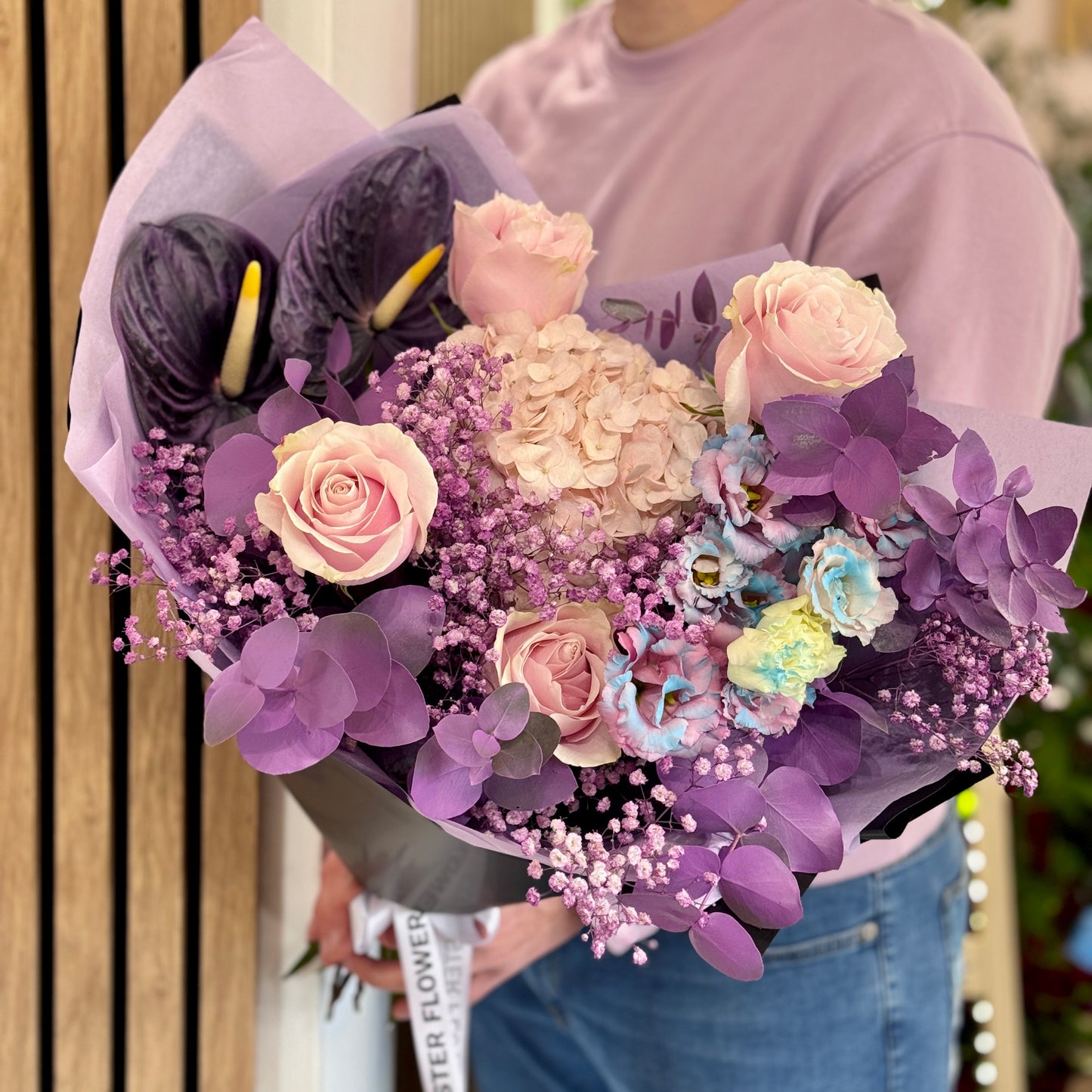 Buchet elegant mov-roz cu anthurium și flori pastel – Florăria Mister Flower Cluj