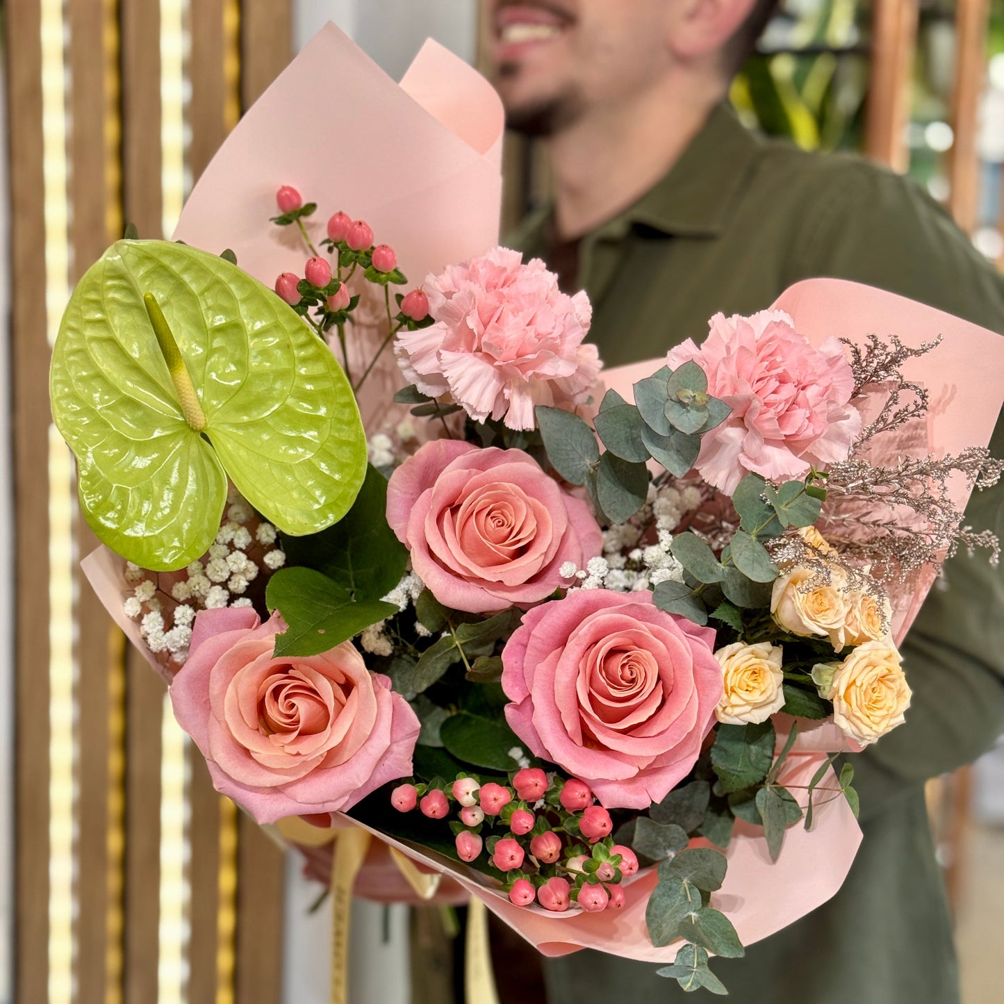 Buchet elegant roz pastel cu flori premium