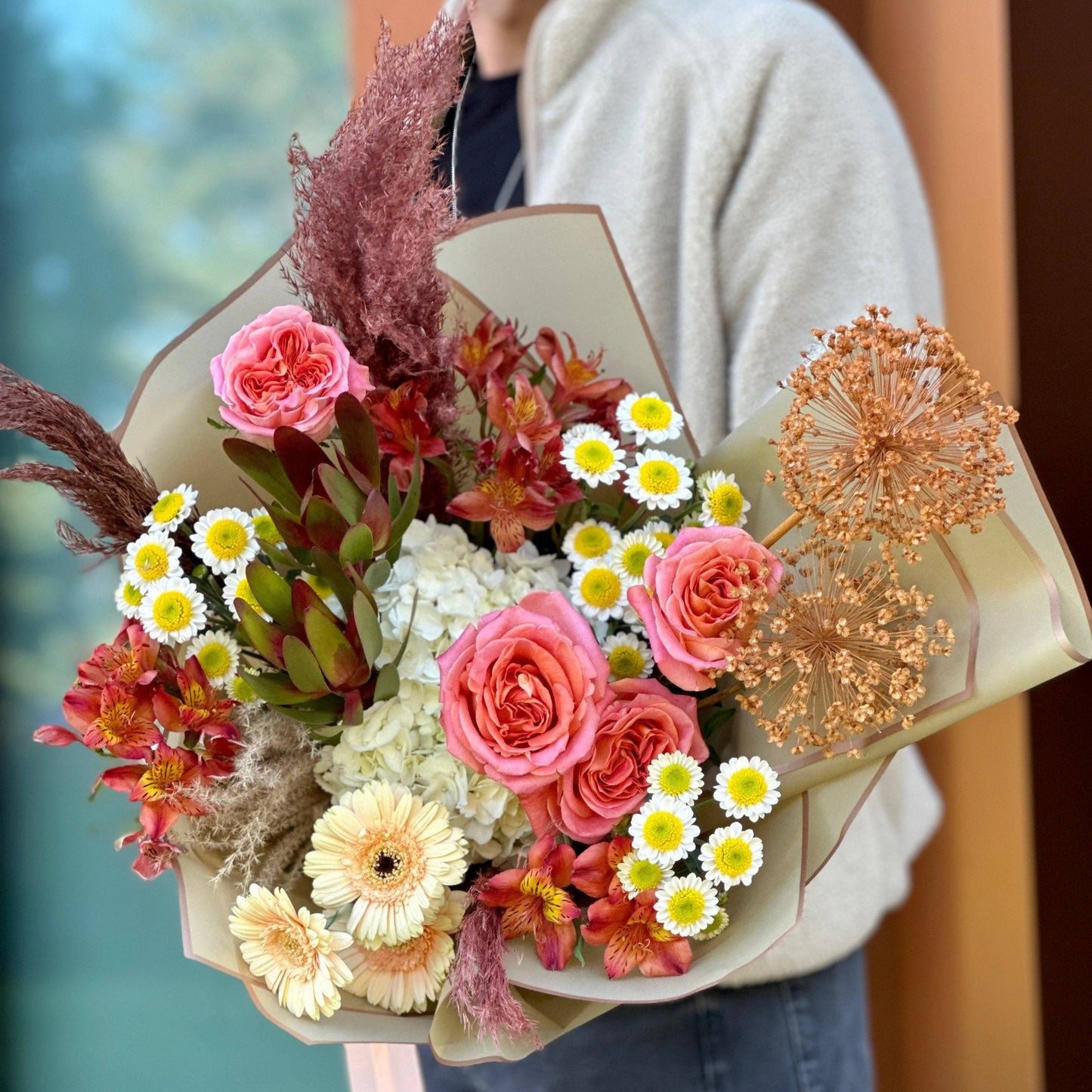 Buchet "Sweet Love" cu hortensie, trandafiri, pampas și germini, creat de Mister Flower.