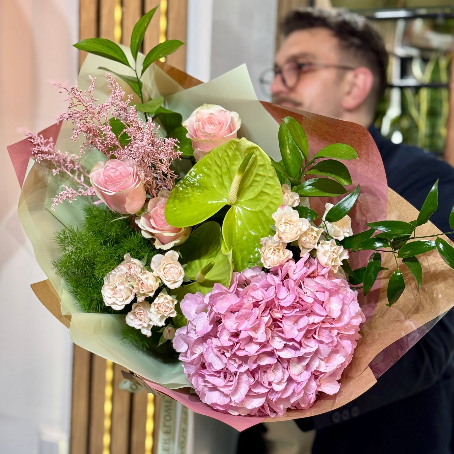 Buchet modern cu hortensie și mini-trandafiri crem