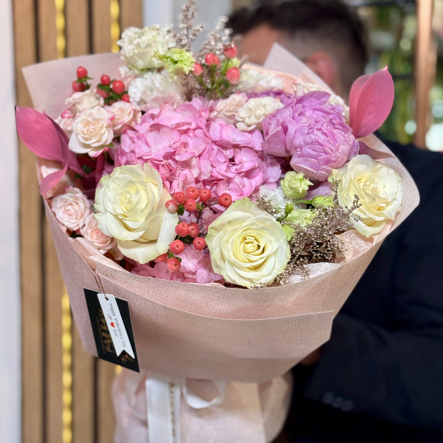 Buchet pastel cu hortensie roz, trandafiri ivory, mini-trandafiri și verdeață decorativă, ideal pentru 8 Martie sau aniversare