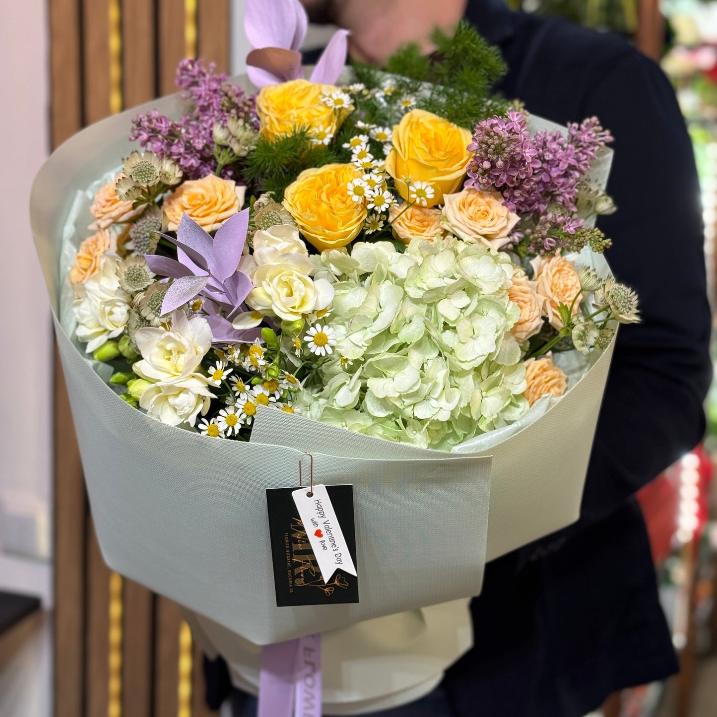 Buchet pastel primăvăratic cu flori galbene și verzi