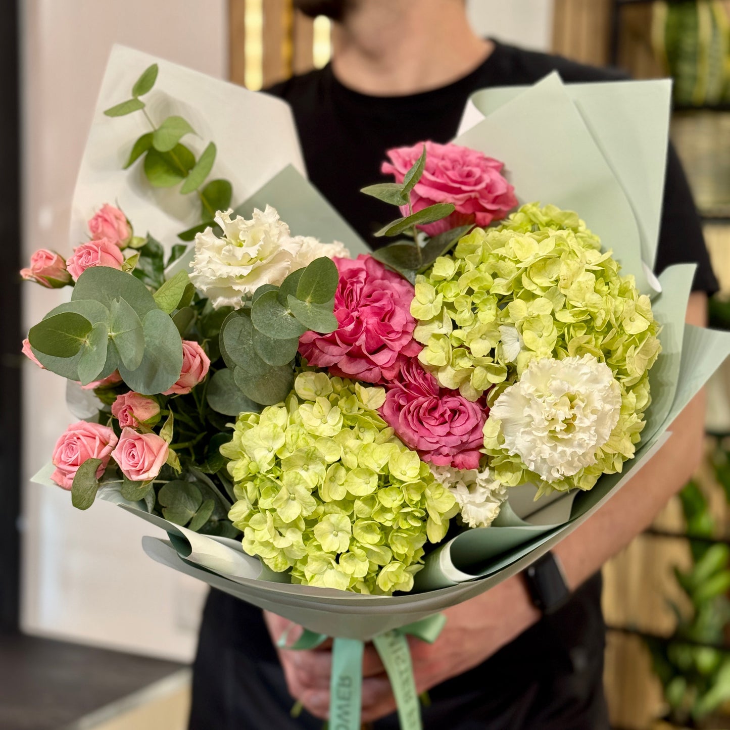 Buchet premium de primăvară cu hortensie și trandafiri pentru 8 Martie, realizat în Florești