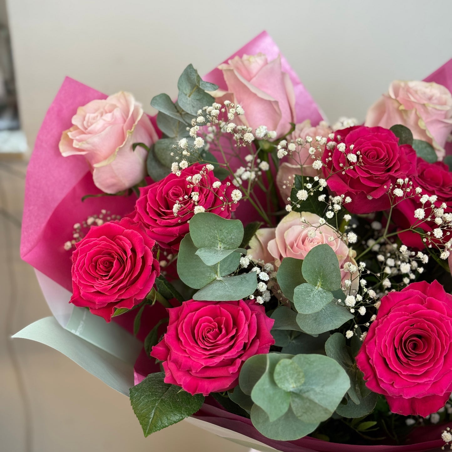 Buchet spectaculos cu trandafiri roz pal și fucsia, ideal pentru aniversări – Mister Flower Florești