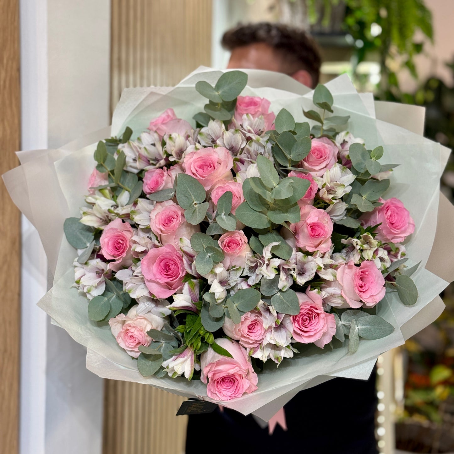 Buchet spectaculos de trandafiri roz și eucalipt – Mister Flower Florești