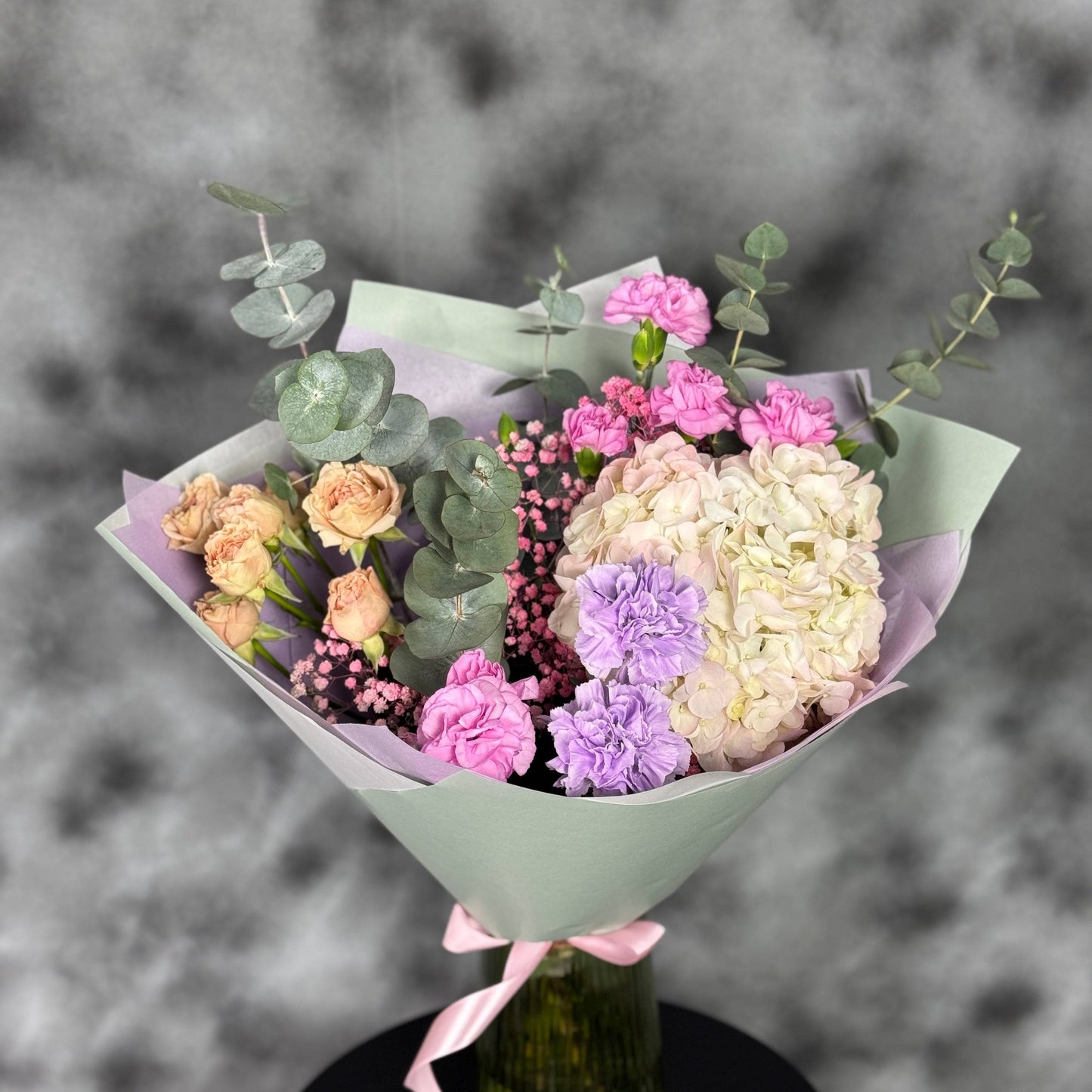 Buchet elegant de hortensie, garoafe, minirose și eucalipt - aranjament floral proaspăt și vibrant de la Mister Flower, perfect pentru ocazii speciale.