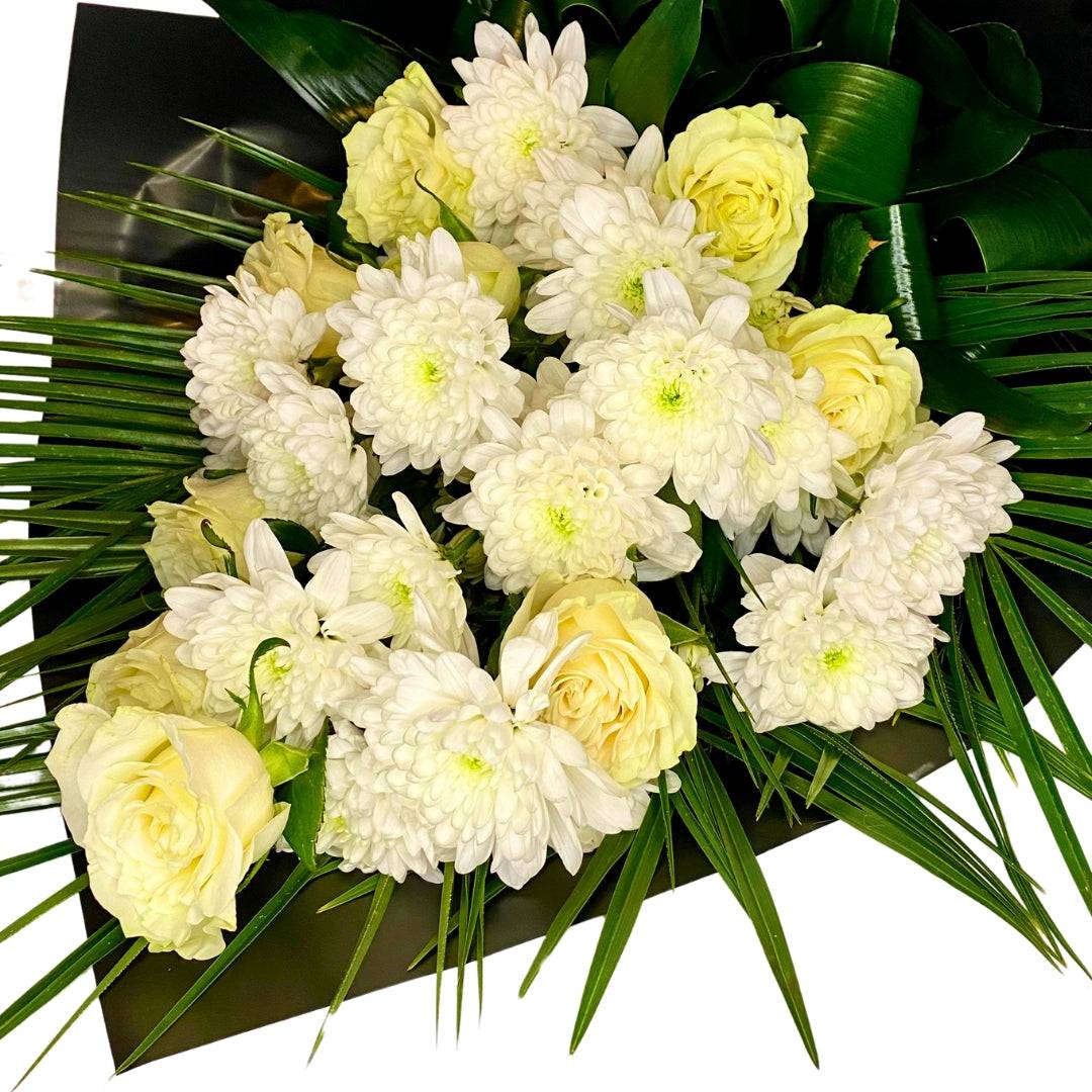 Buchet de crizanteme si trandafiri - MrFlowerFloresti - aranjamente florare, iasomie, trandafiri, orhidee, buchete nunta, buchete mireasa, buchete de flori, buchete de trandafiri, eucalipt, florarie floresti Buchet funerar din crizanteme și trandafiri