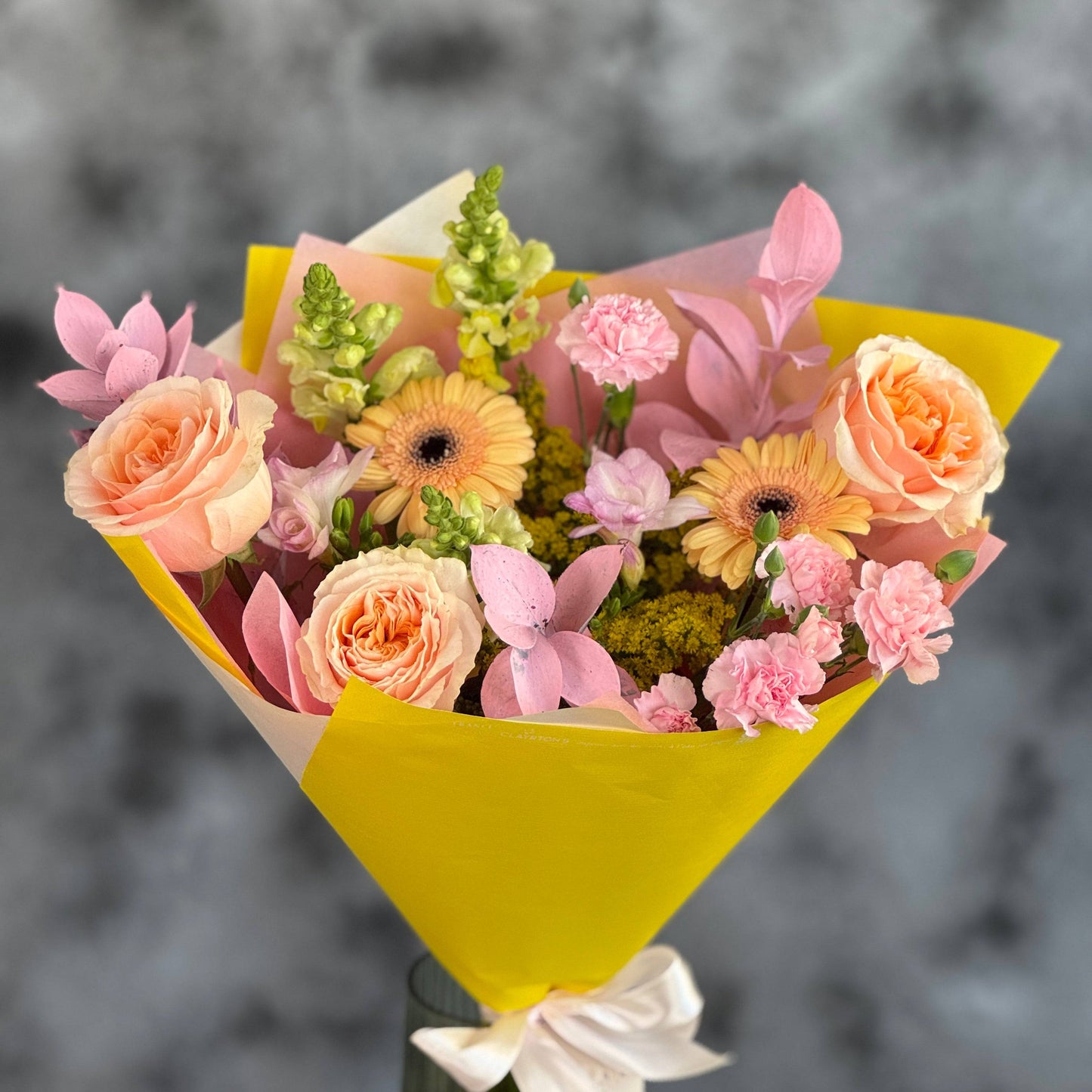 Buchet elegant cu flori roz și albe – Forever Young, livrare Cluj și Florești