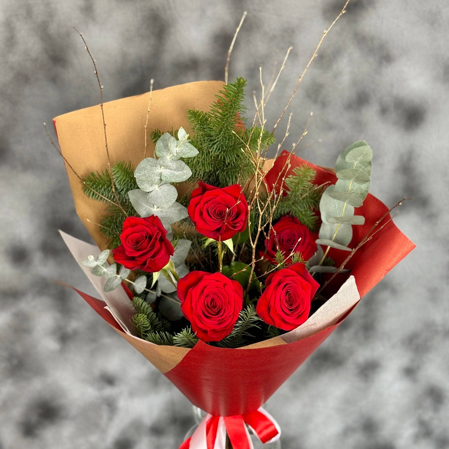 Buchet de iarnă cu trandafiri roșii – flori elegante, livrare Cluj și Florești
