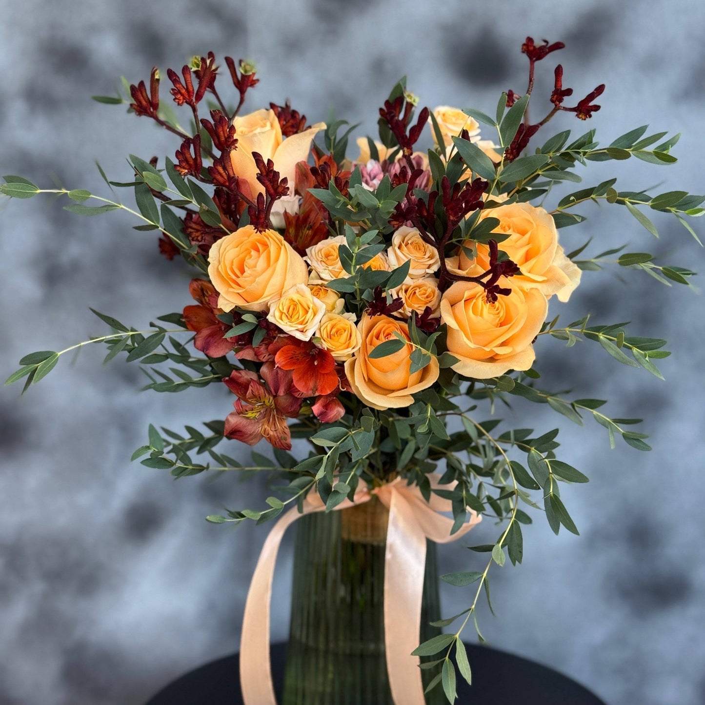 Buchet mireasă asimetric cu trandafiri, minirose, anigozantus, heliborus, eucalipt și alstroemeria, aranjament floral elegant pentru nunta perfectă