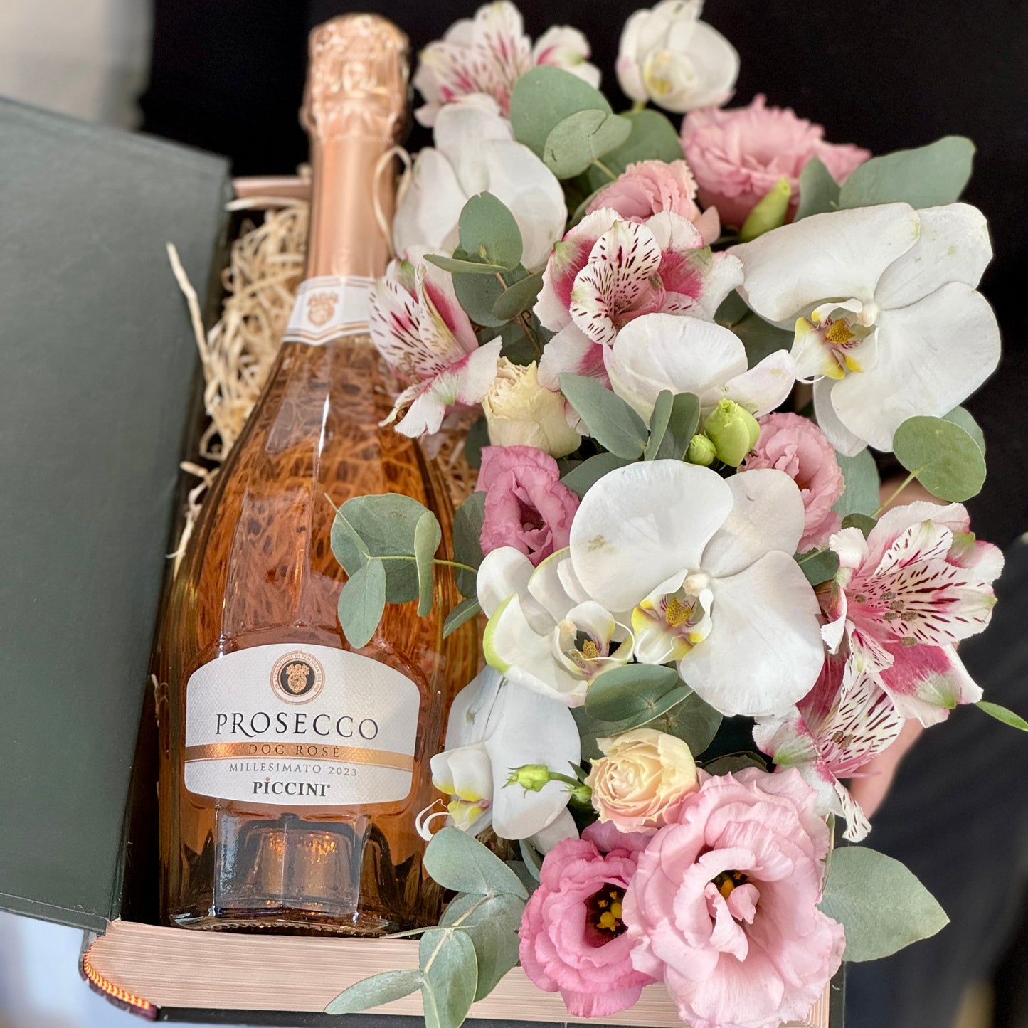 Cutie cadou Bloom & Bubbles cu Prosecco Rose și flori elegante – Cluj