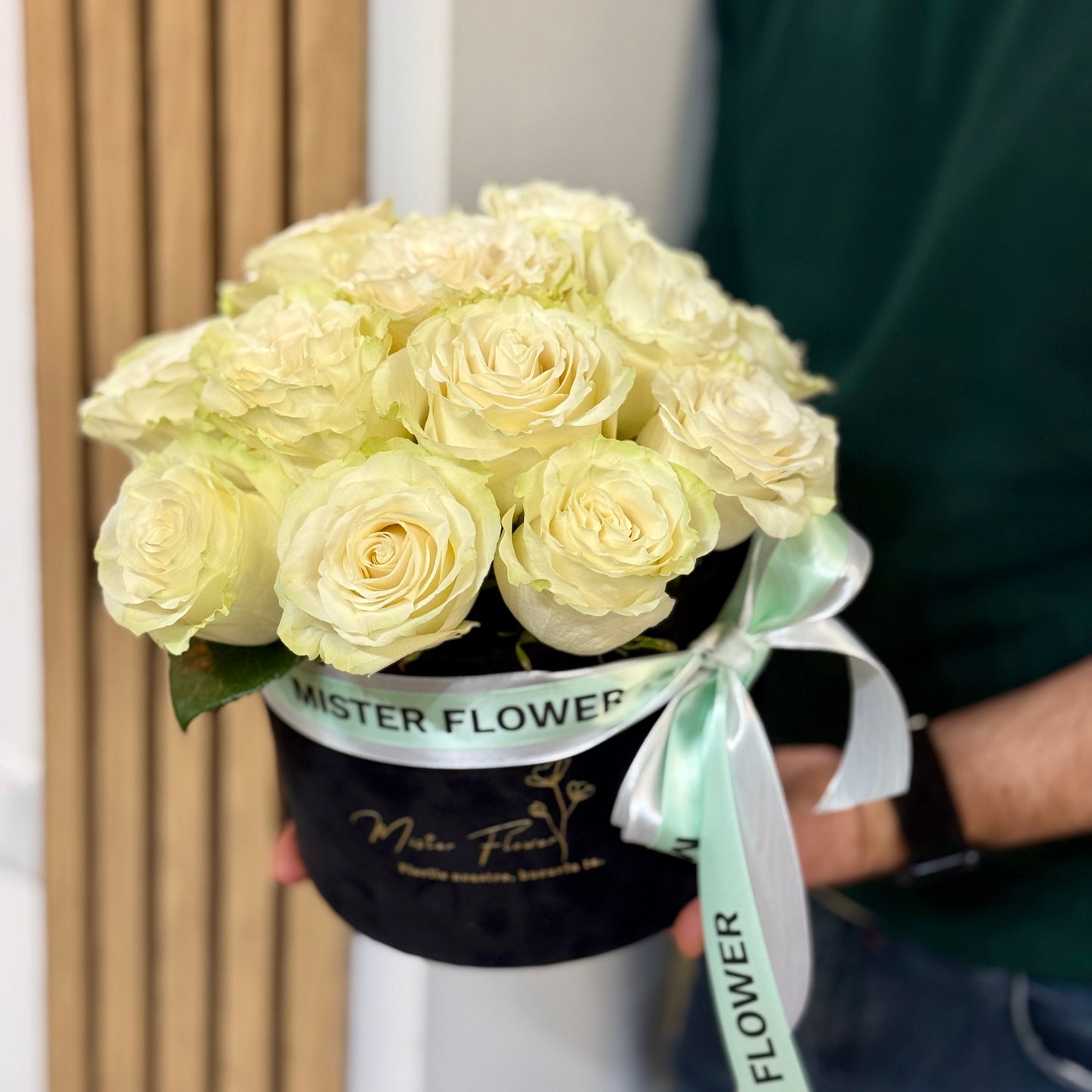 Cutie elegantă cu trandafiri albi – cadou premium