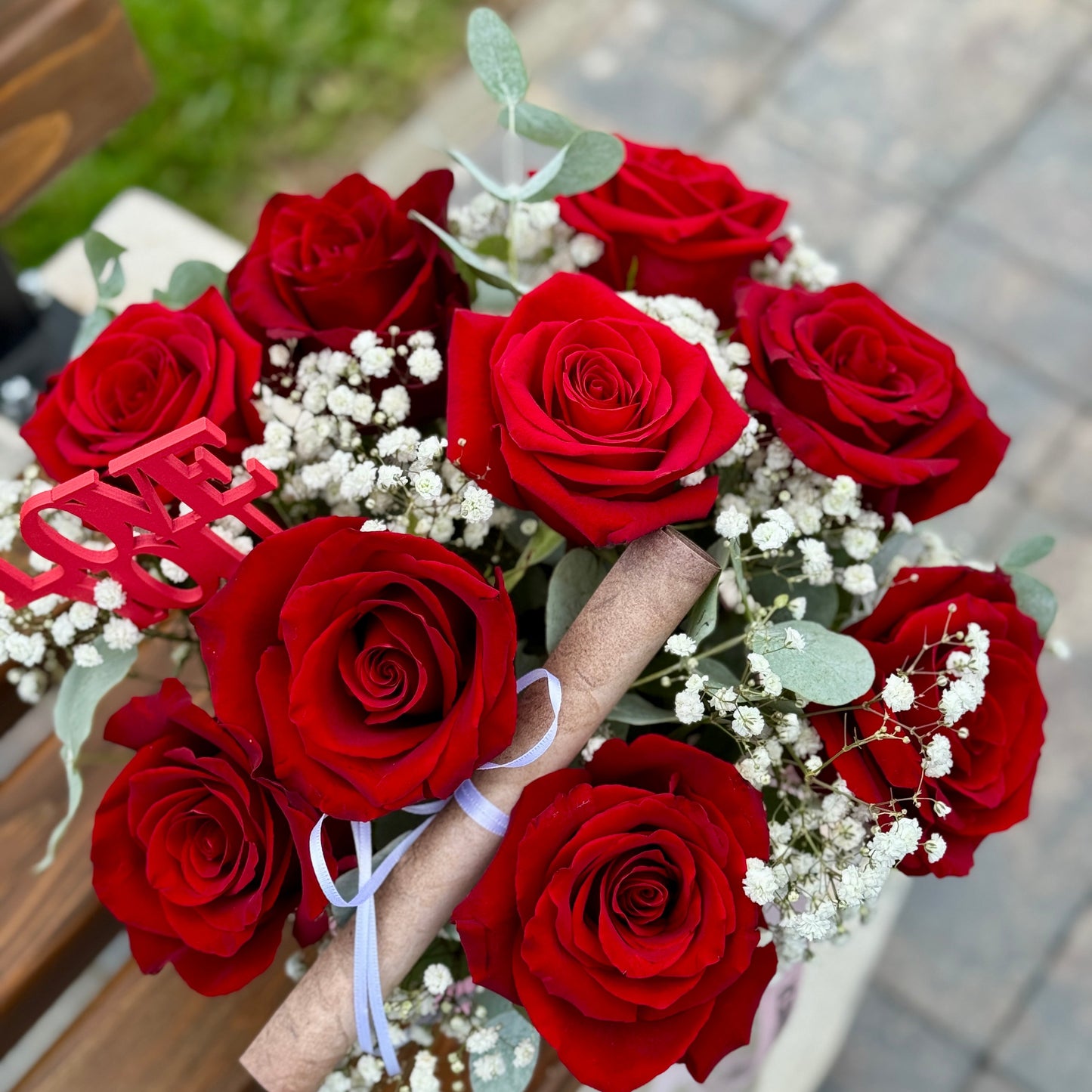 Cutie elegantă cu trandafiri roșii și gypsophila – cadou romantic Cluj