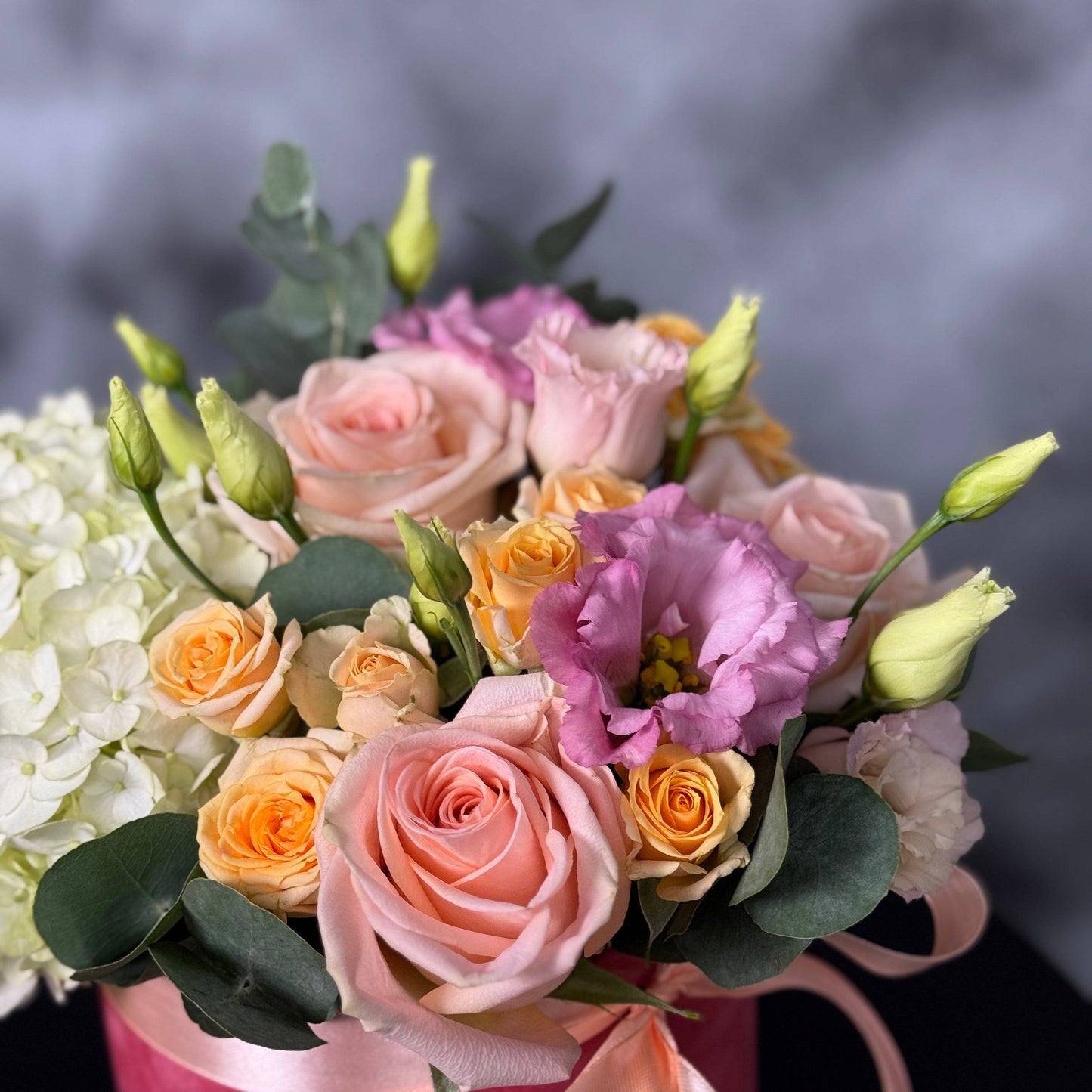 Cutie florală premium cu flori pastelate și accente rafinate de eucalipt.
