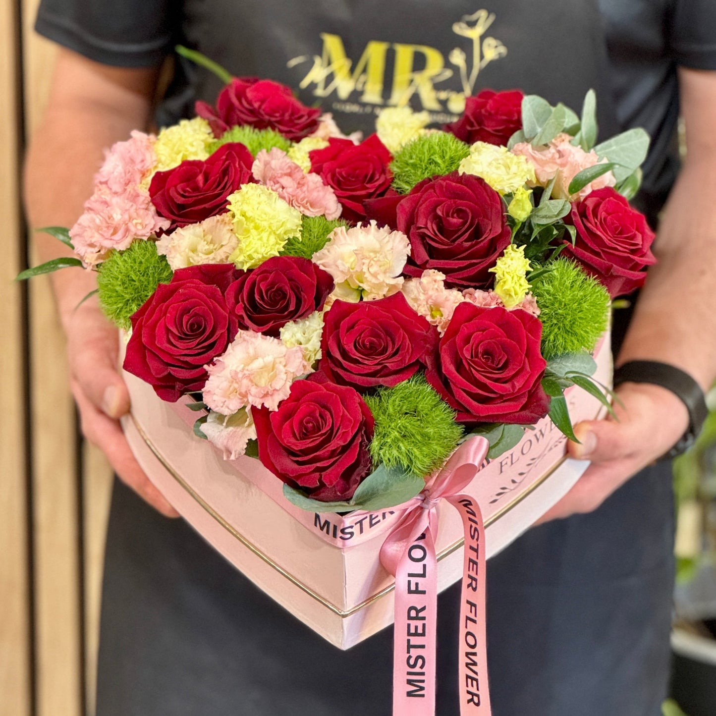Cutie inimă cu trandafiri roșii, garoafe și verdeață – cadou romantic Cluj