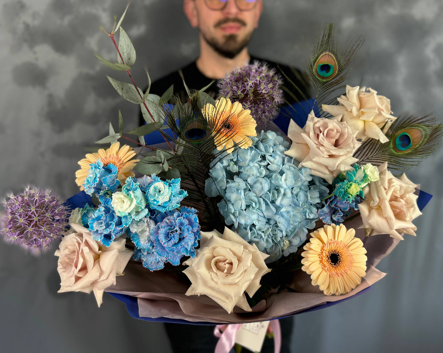 Buchet elegant cu flori albastre, crem și bej – Beautiful, livrare Cluj