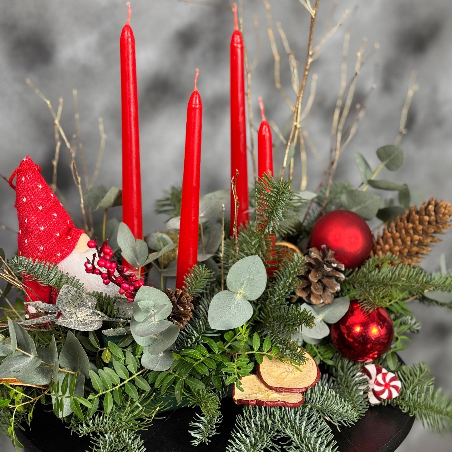 Decor de sărbători premium cu brad Nobilis, eucalipt, conuri de brad, lumânări și globuri strălucitoare, perfect pentru masa de Crăciun sau Revelion – Mister Flower.