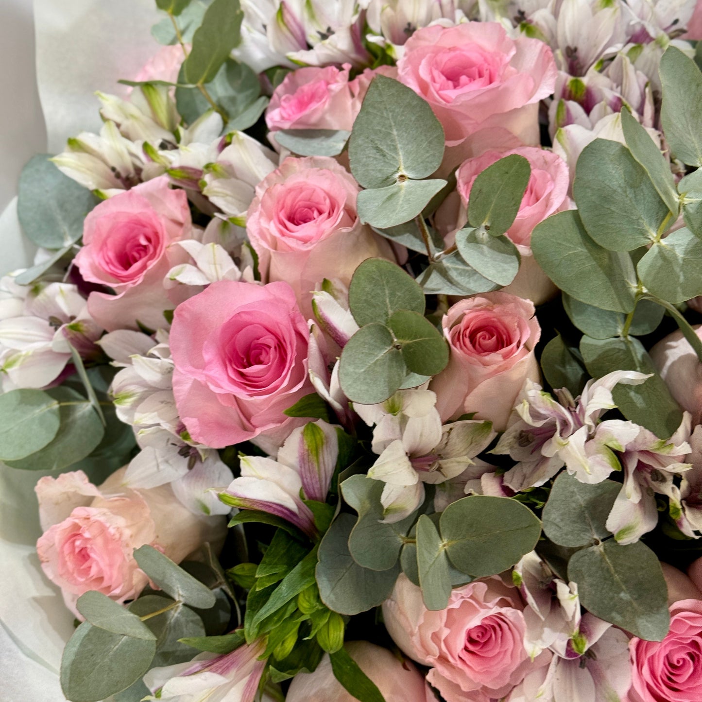 Flori roz pal și alstroemeria în buchet rafinat – Florăria Mister Flower Cluj