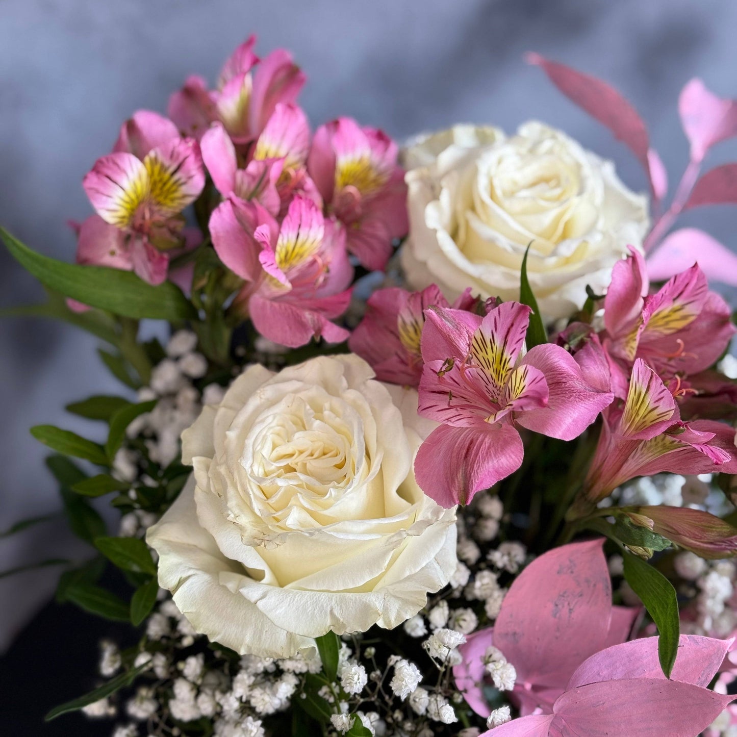 Aranjament cu trandafiri roz și alstroemeria – flori proaspete, livrare Cluj