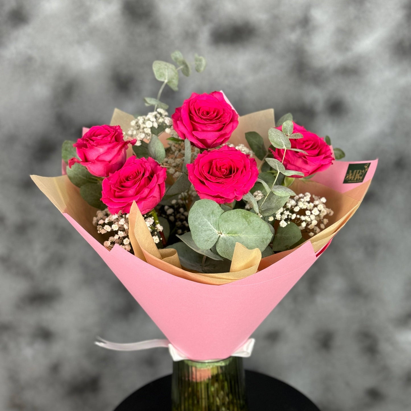 Buchet cu trandafiri roz, eucalipt și gypsophila – flori pastelate, livrare Cluj