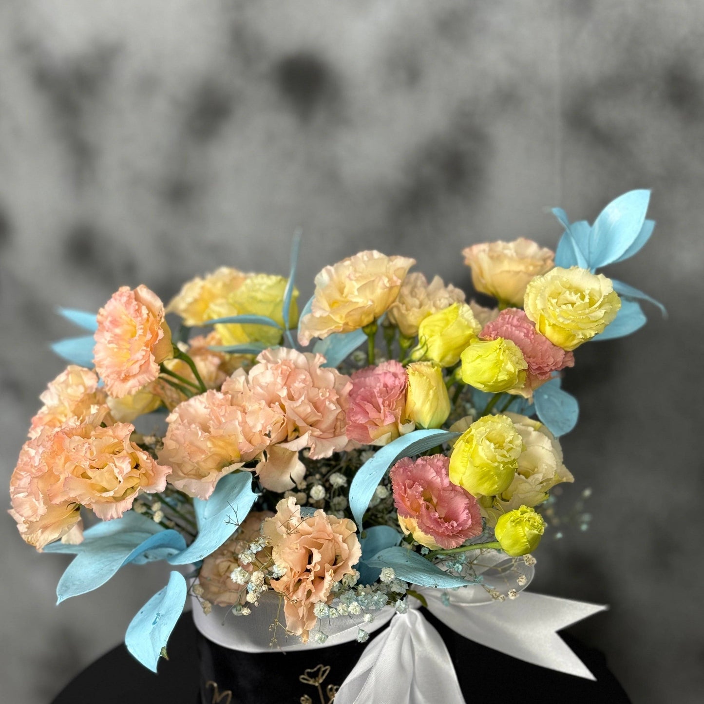 Aranjament Perfect Symphony, eustoma, gypsophila, ruscus, culori pastel, florarie Floresti